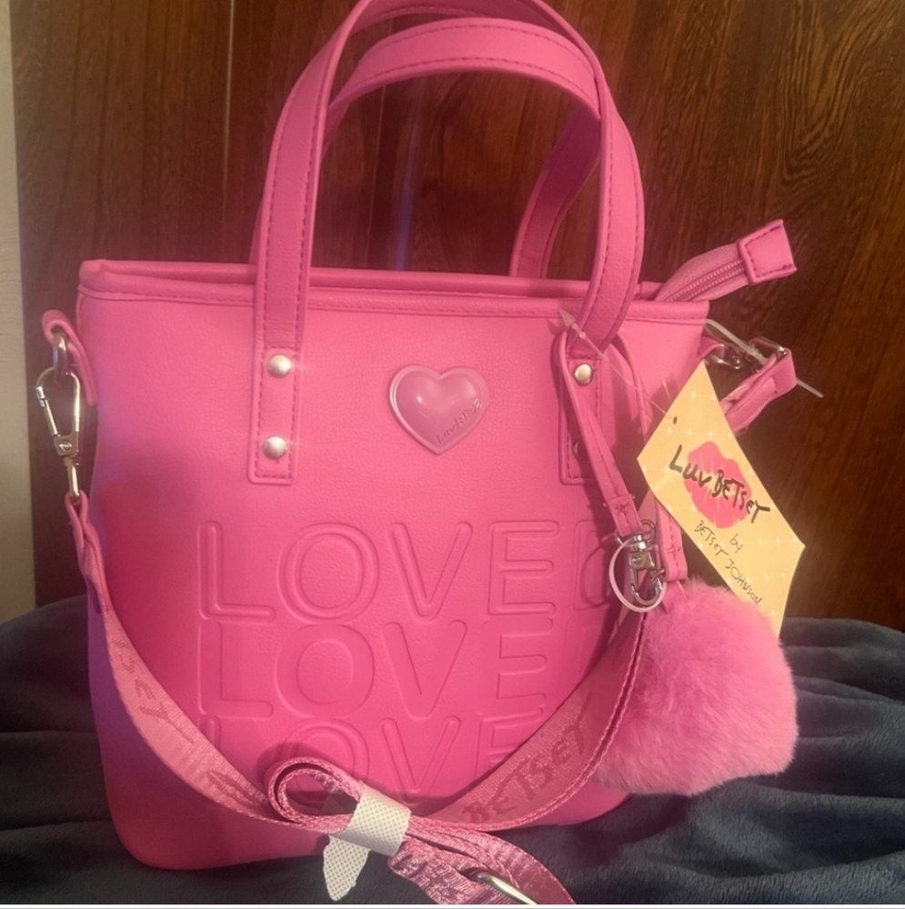 NWT BETSEY JOHNSON PINK LOVE CROSSBODY WITH PINK HEART 🩷CHARM 🩷✨️🩷✨️
